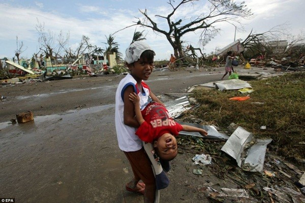 Rơi nước mắt trước thảm cảnh trẻ em Philippines sau siêu bão Haiyan ảnh 12