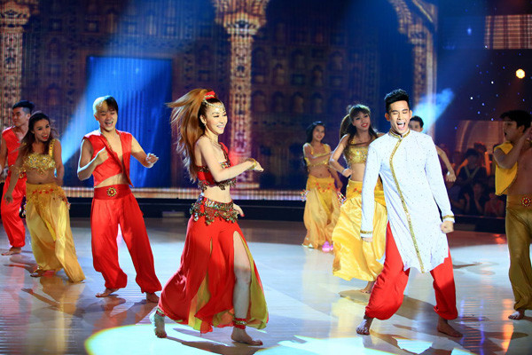 Khoe vũ điệu bốc lửa, Ngân Khánh lộ ngực trên sóng truyền hình ảnh 4