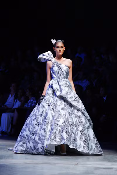 Dàn "chân dài" Việt quyến rũ trong trang phục họa tiết cánh bướm ảnh 2