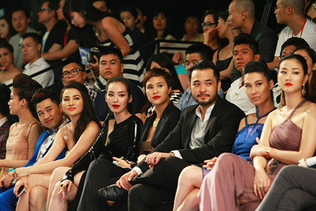 Diện vest lộ ngực, siêu mẫu Phương Mai bị cộng đồng mạng chê cười ảnh 1