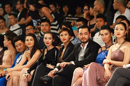 Diện vest lộ ngực, siêu mẫu Phương Mai bị cộng đồng mạng chê cười ảnh 1