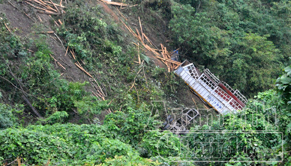 Xe tải lao xuống vực, 3 người chết, 1 người bị thương ảnh 1 Xe tải lao xuống vực, 3 người chết, 1 người bị thương ảnh 1