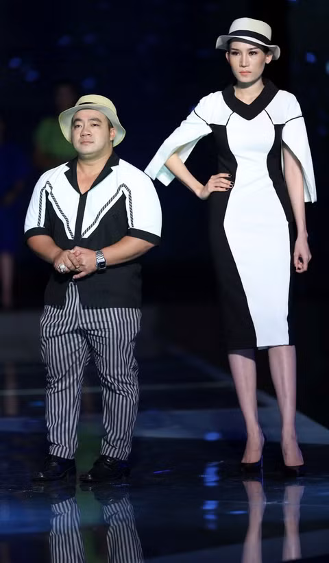 Độc đáo màn catwalk của Phạm Văn Mách, Hiếu Hiền ảnh 5