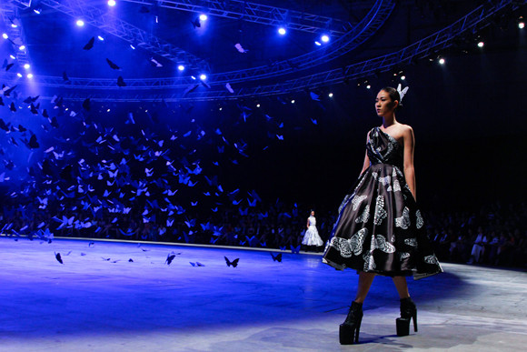 Dàn "chân dài" Việt quyến rũ trong trang phục họa tiết cánh bướm ảnh 4