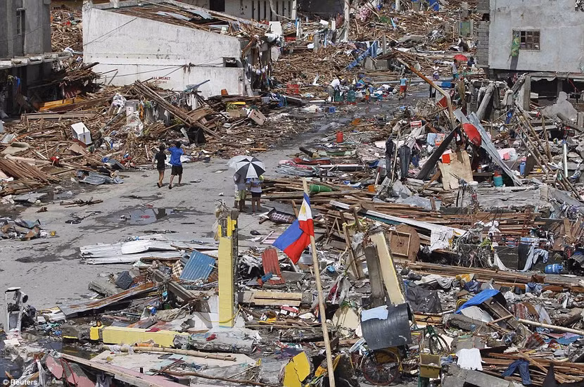 Philippines: Cảnh tượng kinh hoàng sau bão Haiyan ảnh 20