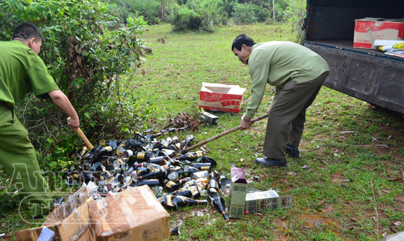 Tiêu hủy rượu ngoại nhập lậu ảnh 1 Tiêu hủy rượu ngoại nhập lậu ảnh 1