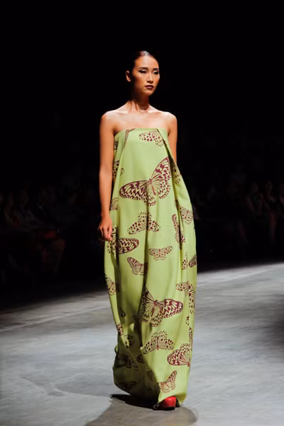 Dàn "chân dài" Việt quyến rũ trong trang phục họa tiết cánh bướm ảnh 7