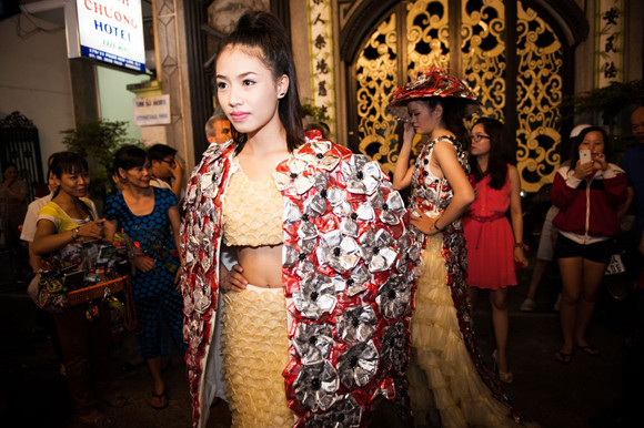 Dàn "chân dài" khoe dáng giữa phố với thời trang bao cao su ảnh 2