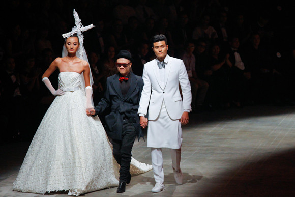 Dàn "chân dài" Việt quyến rũ trong trang phục họa tiết cánh bướm ảnh 17