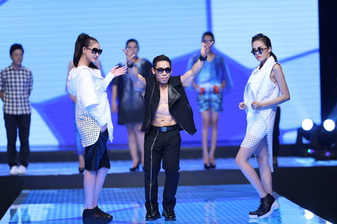 Độc đáo màn catwalk của Phạm Văn Mách, Hiếu Hiền ảnh 2 Độc đáo màn catwalk của Phạm Văn Mách, Hiếu Hiền ảnh 2