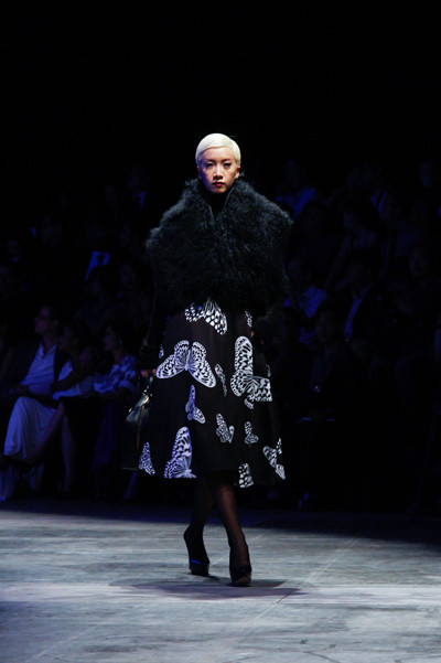 Dàn "chân dài" Việt quyến rũ trong trang phục họa tiết cánh bướm ảnh 5