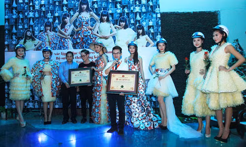 Trà My diện trang phục BCS, xác lập kỷ lục Guinness Việt Nam ảnh 1