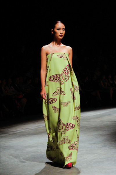 Dàn "chân dài" Việt quyến rũ trong trang phục họa tiết cánh bướm ảnh 7