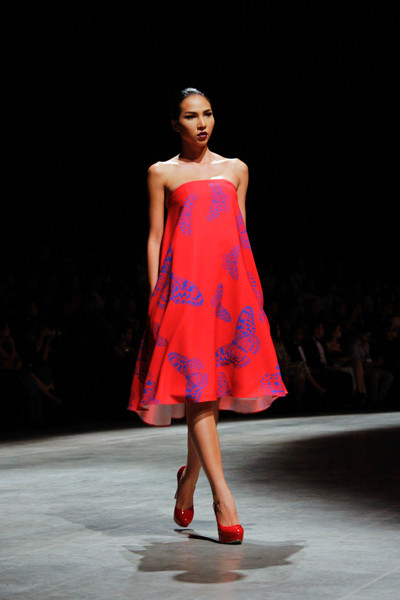 Dàn "chân dài" Việt quyến rũ trong trang phục họa tiết cánh bướm ảnh 10