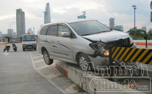 “Xế hộp” cưỡi dải phân cách trước trạm thu phí ảnh 2