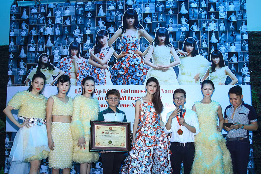 Trà My diện trang phục BCS, xác lập kỷ lục Guinness Việt Nam ảnh 2