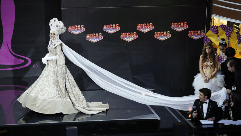 Việt Nam lọt Top10 trang phục dân tộc đẹp nhất Hoa hậu Hoàn Vũ 2013 ảnh 2