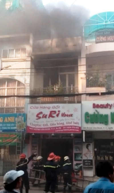 Nhà 2 tầng bốc cháy, nhiều người tháo chạy ảnh 1 Nhà 2 tầng bốc cháy, nhiều người tháo chạy ảnh 1