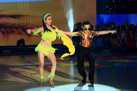 Ngồi ghế nóng, Hà Hồ bị "hỏi xoáy" chuyện "chồng thấp, vợ cao" ảnh 1