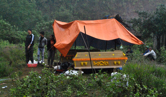 Xe tải lao xuống vực, 3 người chết, 1 người bị thương ảnh 2 Xe tải lao xuống vực, 3 người chết, 1 người bị thương ảnh 2