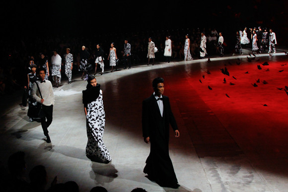 Dàn "chân dài" Việt quyến rũ trong trang phục họa tiết cánh bướm ảnh 15