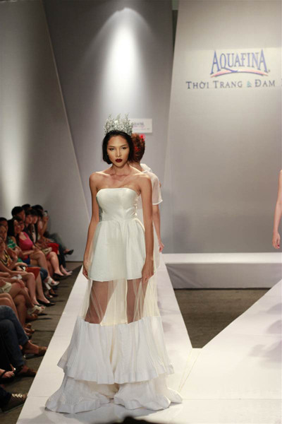 Ngọc Quyên, Minh Triệu gây ấn tượng với váy xuyên thấu ảnh 1