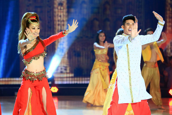 Khoe vũ điệu bốc lửa, Ngân Khánh lộ ngực trên sóng truyền hình ảnh 2