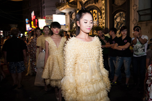 Dàn "chân dài" khoe dáng giữa phố với thời trang bao cao su ảnh 1