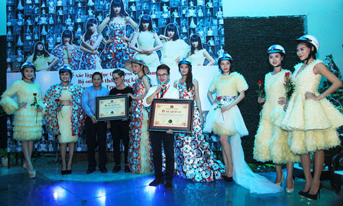 Trà My diện trang phục BCS, xác lập kỷ lục Guinness Việt Nam ảnh 1