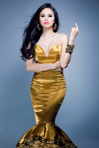 Ngọc Trinh "tranh giành" trang phục với Mai Phương Thúy ảnh 2