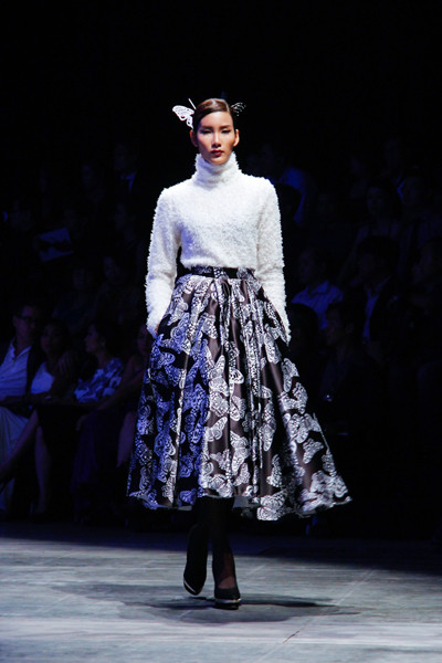 Dàn "chân dài" Việt quyến rũ trong trang phục họa tiết cánh bướm ảnh 1