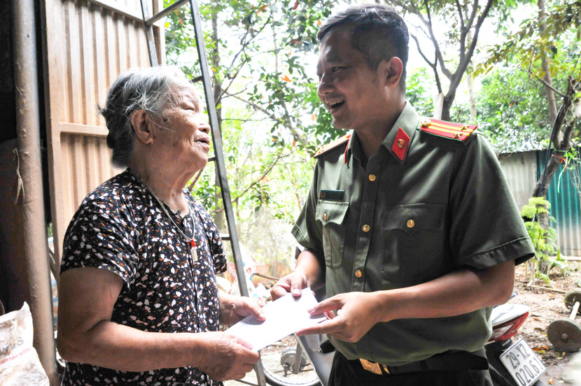 Trung tá Chu Quốc Dũng, Phó Trưởng Ban Biên tập An ninh Thủ đô thăm hỏi, tặng quà các cụ cao tuổi phải tạm cư vì nhà ngập sâu ở xã Nam Phương Tiến, huyện Chương Mỹ