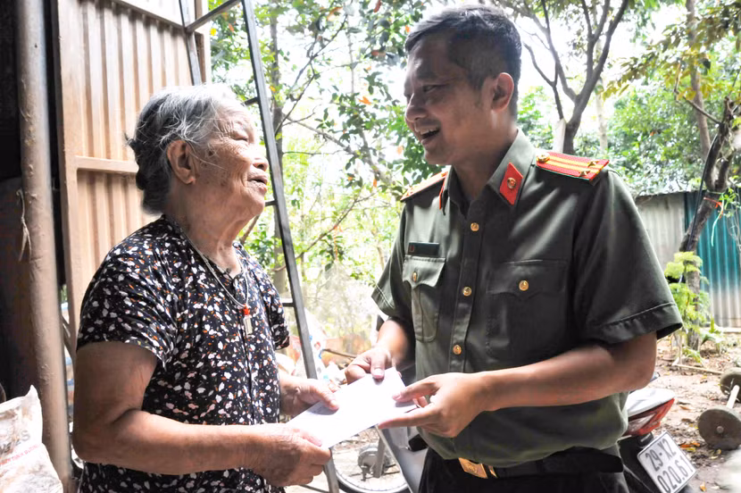Trung tá Chu Quốc Dũng, Phó Trưởng Ban Biên tập An ninh Thủ đô thăm hỏi, tặng quà các cụ cao tuổi phải tạm cư vì nhà ngập sâu ở xã Nam Phương Tiến, huyện Chương Mỹ Trung tá Chu Quốc Dũng, Phó Trưởng Ban Biên tập An ninh Thủ đô thăm hỏi, tặng quà các cụ cao tuổi phải tạm cư vì nhà ngập sâu ở xã Nam Phương Tiến, huyện Chương Mỹ