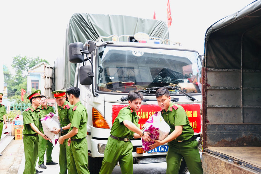 Tổng các phần quà được Đoàn thiện nguyện trao tặng cho lực lượng tuyến đầu tham gia phòng chống khắc phục bão lũ và nhân dân tỉnh Yên Bái là hơn 600 triệu đồng.