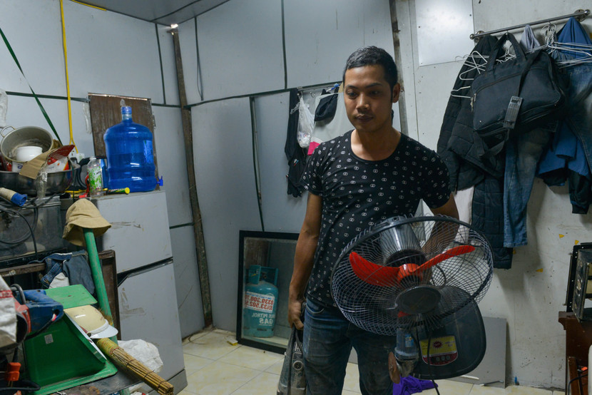 Người dân sinh sống tại đây lâu năm cho biết, nước ngập cao nhất là năm 2008. Khi nước rút, nhiều ngôi nhà tại đây đã bị sụt lún, năm nay nước lên cao cho nên không an toàn. Người dân sinh sống tại đây lâu năm cho biết, nước ngập cao nhất là năm 2008. Khi nước rút, nhiều ngôi nhà tại đây đã bị sụt lún, năm nay nước lên cao cho nên không an toàn.