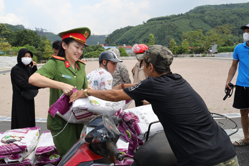 Ấm áp nghĩa tình quân dân