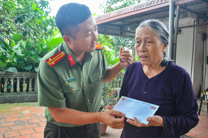 Trung tá Chu Quốc Dũng, Phó Trưởng Ban Biên tập Báo An ninh Thủ đô tặng quà , thăm hỏi động viên bà Phạm Thị Thất (vợ liệt sỹ) ở Thôn Nam Hải (xã Nam Phương Tiến, huyện Chương Mỹ) đang phải tạm cư ở Đồi Mít