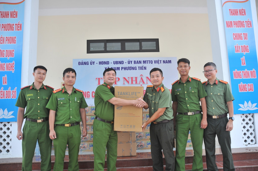 Đoàn công tác Báo An ninh Thủ đô tặng CAX Nam Phương Tiến máy lọc nước bán công nghiệp