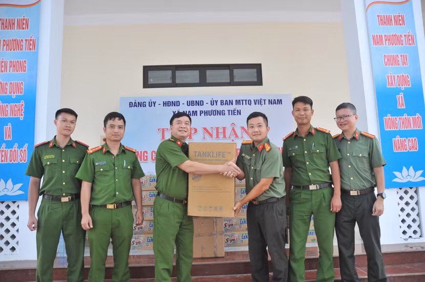 Đoàn công tác Báo An ninh Thủ đô tặng CAX Nam Phương Tiến máy lọc nước bán công nghiệp