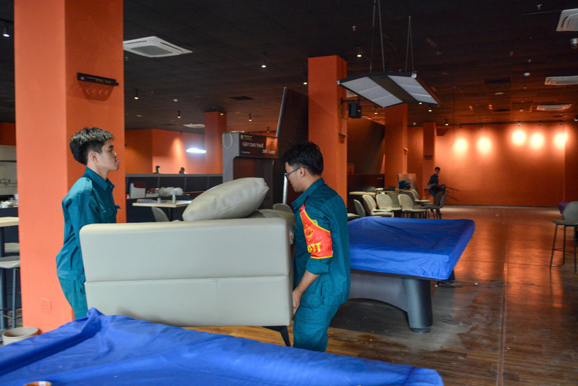 Tại chợ Hàng Bè (phố Vọng Hà), lực lượng chức năng tiến hành dọn dẹp, sẵn sàng cho người dân vào ở khi nước lên cao. Tại chợ Hàng Bè (phố Vọng Hà), lực lượng chức năng tiến hành dọn dẹp, sẵn sàng cho người dân vào ở khi nước lên cao.