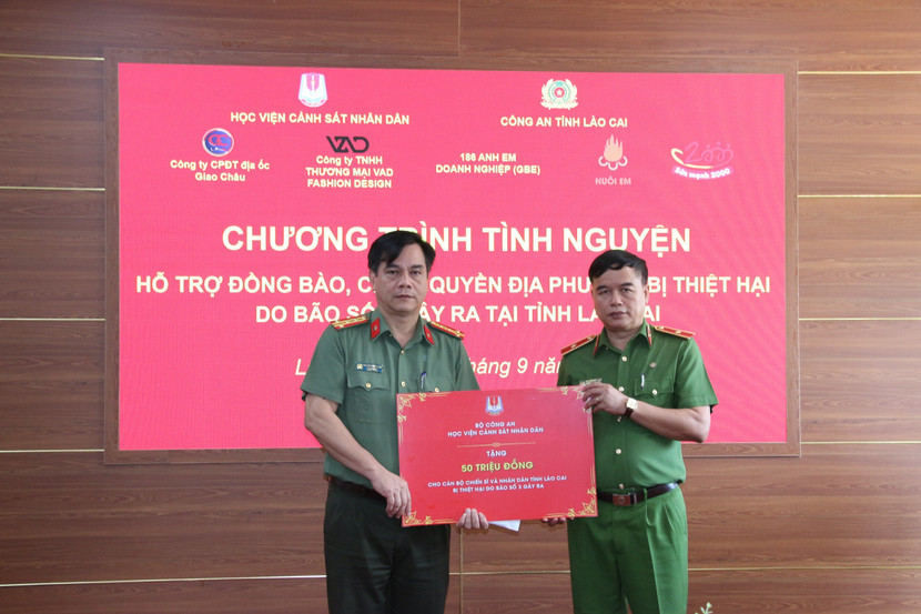 Học viện gửi tặng phần quà trị giá 50 triệu đồng cho cán bộ, chiến sĩ và nhân dân tỉnh Lào Cai, 10 triệu đồng cho lực lượng tuyến đầu của Công an tỉnh Lào Cai tham gia công tác phòng chống bão số 3