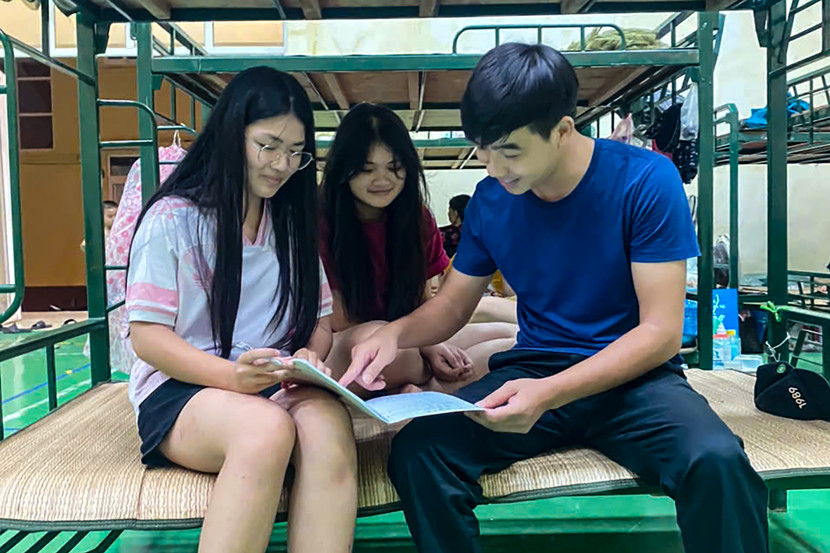 Cán bộ xã Mỹ Lương Nguyễn Văn Tuyền hàng ngày vẫn giúp đỡ, thăm hỏi người dân trong khu tạm cư tránh lũ