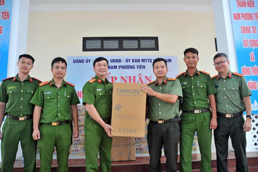 Đoàn công tác An ninh Thủ đô tặng CAX Nam Phương Tiến máy lọc nước bán công nghiệp