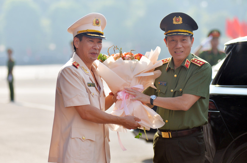 Trung tướng, GS.TS Trần Minh Hưởng, Giám đốc Học viện Cảnh sát nhân dân tặng hoa đón chào Thượng tướng Lương Tam Quang, Bộ trưởng Bộ Công an Trung tướng, GS.TS Trần Minh Hưởng, Giám đốc Học viện Cảnh sát nhân dân tặng hoa đón chào Thượng tướng Lương Tam Quang, Bộ trưởng Bộ Công an