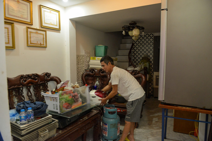 Từ trưa nay người dân tại ngõ 661 Bạch Đằng dọn dẹp, kê cao đồ đạc lên cao đề phòng nước dâng cao. Từ trưa nay người dân tại ngõ 661 Bạch Đằng dọn dẹp, kê cao đồ đạc lên cao đề phòng nước dâng cao.