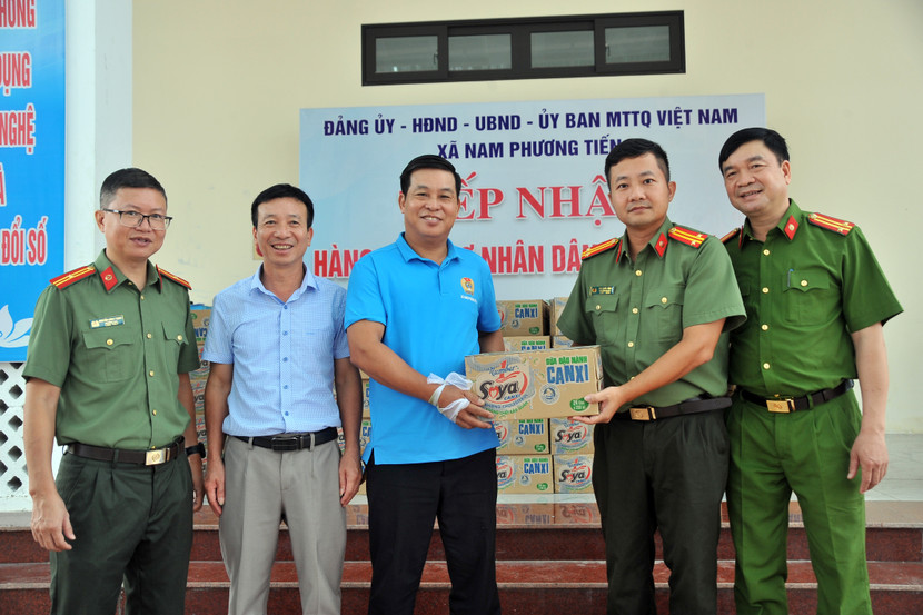 Đoàn công tác An ninh Thủ đô trao tặng xã Nam Phương Tiến 200 thùng sữa dành cho người dân vùng ngập lụt