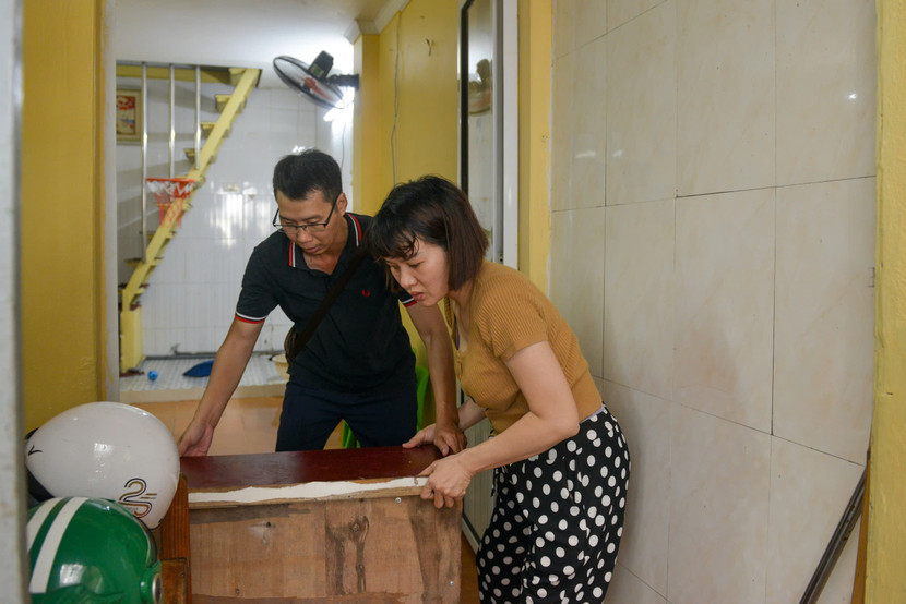 Người dân tất tả kê lại đồ đạc để hạn chế thiệt hại Người dân tất tả kê lại đồ đạc để hạn chế thiệt hại