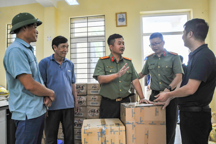 Đoàn công tác Báo An ninh Thủ đô tặng người dân vùng ngập ở xã Mỹ Lương 200 thùng sữa; máy lọc nước bán công nghiệp tặng trường THCS Mỹ Lương