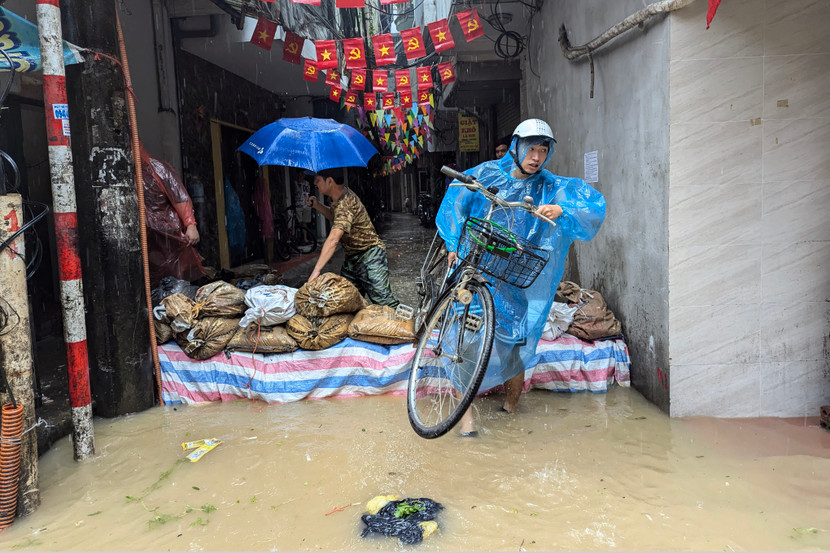 Chiều tối 11/9, Chủ tịch UBND TP Hà Nội Trần Sỹ Thanh đã kí Công điện số 15 chỉ đạo các đơn vị về việc tập trung khắc phục hậu quả bão số 3 và mưa lũ sau bão.