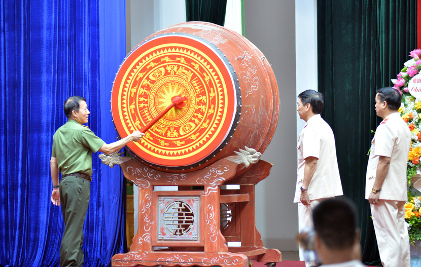 Thượng tướng Lương Tam Quang, Bộ trưởng Bộ Công an đánh trống khai giảng năm học mới tại Học viện Cảnh sát nhân dân Thượng tướng Lương Tam Quang, Bộ trưởng Bộ Công an đánh trống khai giảng năm học mới tại Học viện Cảnh sát nhân dân